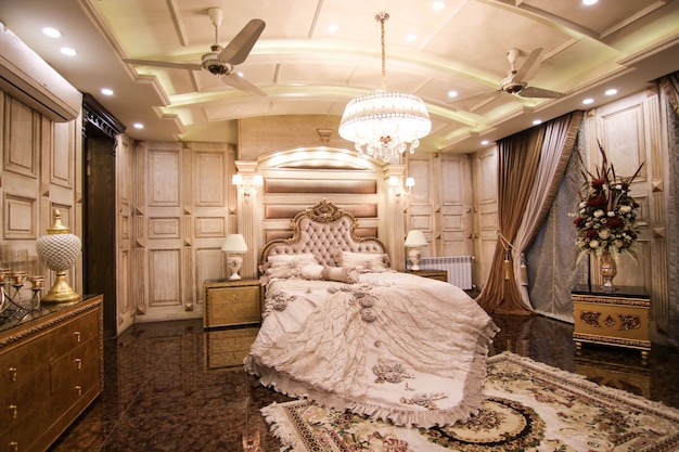 Royal Luxury Bedroom White con cama