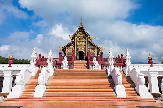 El Royal Pavilion (Ho Kham Luang) en Royal Park Rajapruek, cerca de Chiang Mai, Tailandia