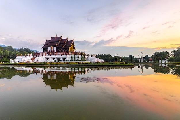 Royal Pavilion, su reflejo en el estanque y el cielo brillante por la mañana en el parque Royal Flora Ratchaphruek. Chiang Mai, norte de Tailandia