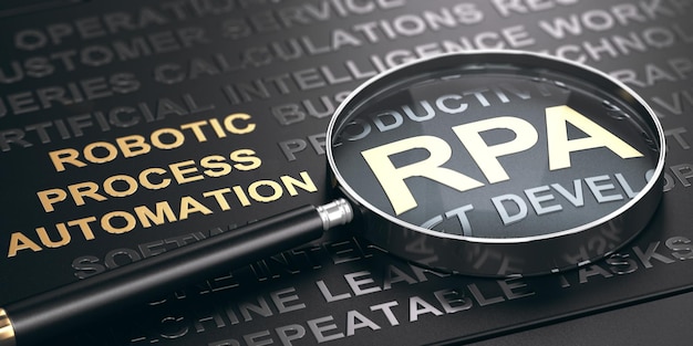 RPA, acrónimo de Robotic Process Automation escrito en letras doradas sobre fondo negro con lupa. Ilustración 3D.