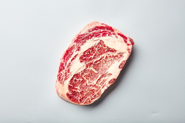 Rrib-Eye-Steak vom marmorierten Körnerrind liegt auf weißem Hintergrund