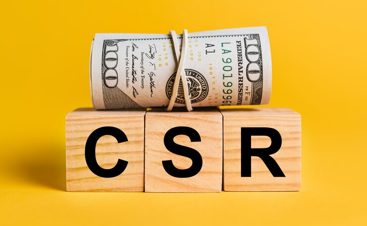 Foto rse con dinero en una pared amarilla