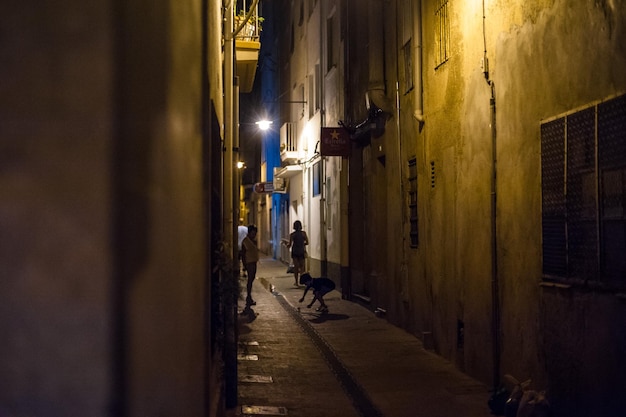 Rua à noite na cidade termal de Blanes.