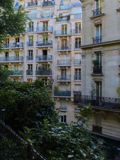 Rua aconchegante da velha Montmartre em Paris França Paisagem urbana aconchegante de Paris Arquitetura e marcos de Paris