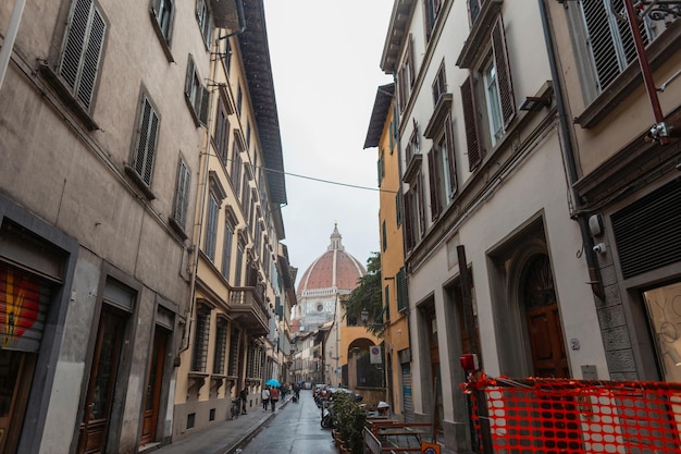 Rua aconchegante europeia estreita em um dia chuvoso em Florença Itália