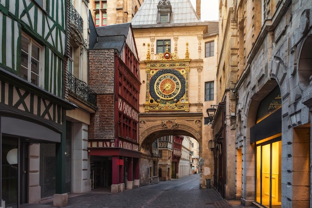 Foto rua aconchegante medieval em rouen com grandes relógios famosos ou gros horloge de rouen normandia frança com