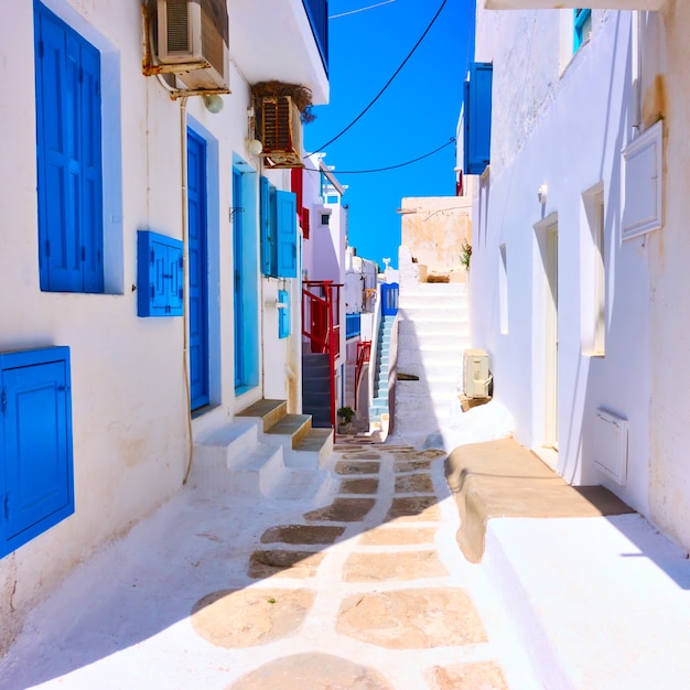 Rua antiga com casas brancas na cidade de Mykonos, Grécia