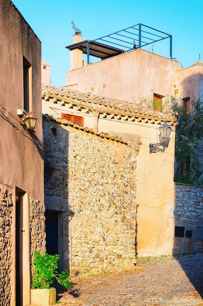 Rua antiga de Erice, ilha da Sicília, Itália