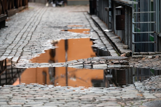 Rua antiga de paralelepípedos em Riga Uma vista logo após a chuva