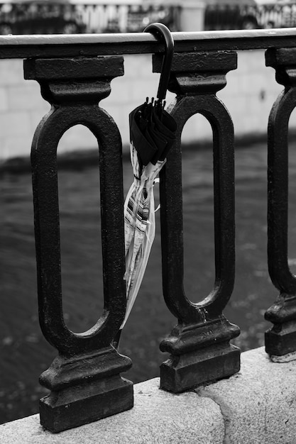 Rua antiga. Guarda-chuva à beira-mar. Rio na cidade. Cerca de Ferro. Preto e branco .
