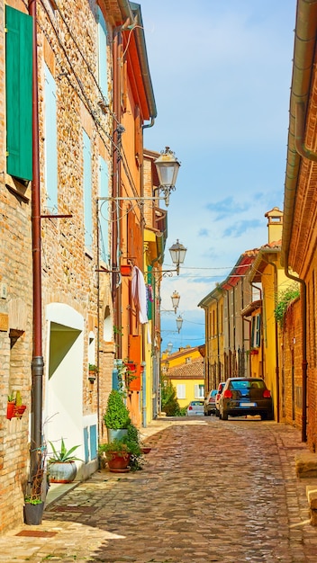 Rua antiga na cidade de Santarcangelo di Romagna, Rimini, Itália