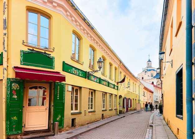 Rua antiga no centro da cidade velha em Vilnius, Lituânia