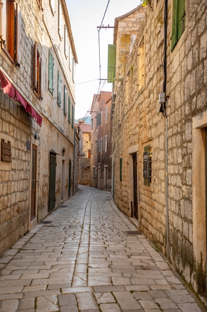 Rua antiga sem turistas em Stari Grad, na Croácia