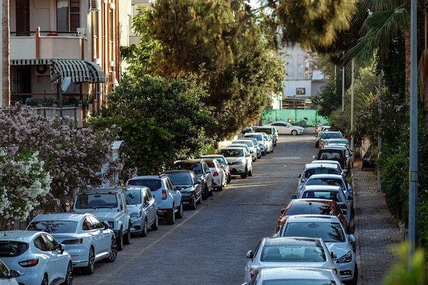 Rua ao longo da qual os carros parketon estão parados.