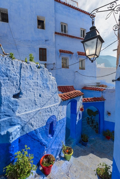 Rua azul com potes coloridos em Chefchaouen