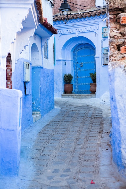 Rua azul e casas em Chefchaouen Marrocos