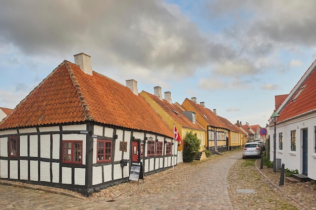 Rua bonita e aconchegante com casas antigas na Dinamarca