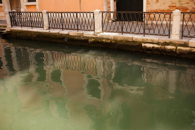 Rua bonita e colorida em Veneza, na Itália