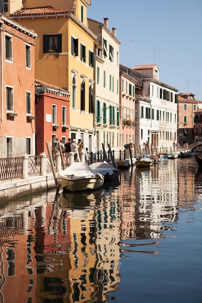 rua bonita e colorida em Veneza uma das cidades mais bonitas e antigas da Itália