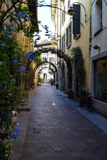 Rua bonita em Como, Itália
