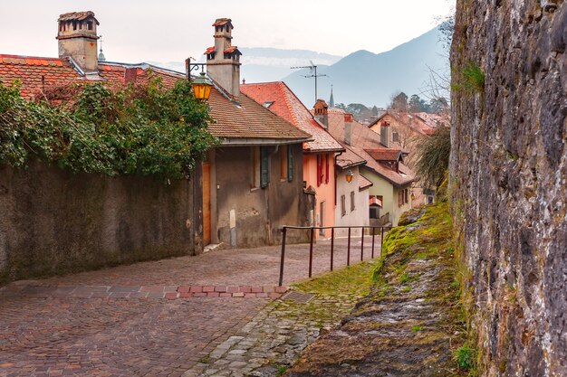 Rua bonita francesa típica vazia na cidade velha de Annecy pela manhã, França