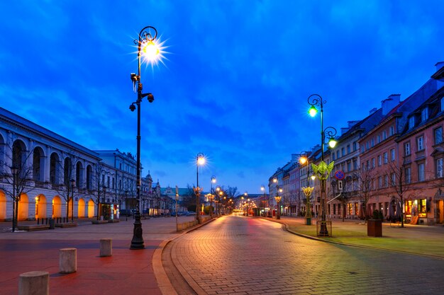 Rua bonita na cidade velha de Varsóvia, Polônia