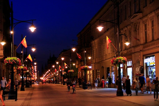 Rua central de Lodz Piotrkowska à noite Rua turística principal da cidade polonesa de Lodz