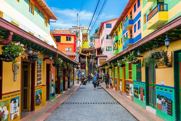 rua colorida em guatape colômbia