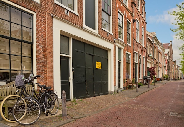 Rua colorida na cidade velha de Haarlem, Holanda