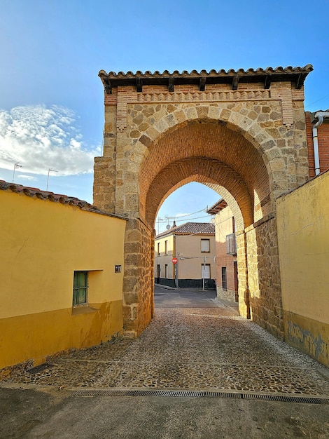 Rua com arco de Mayorga na província de Leon