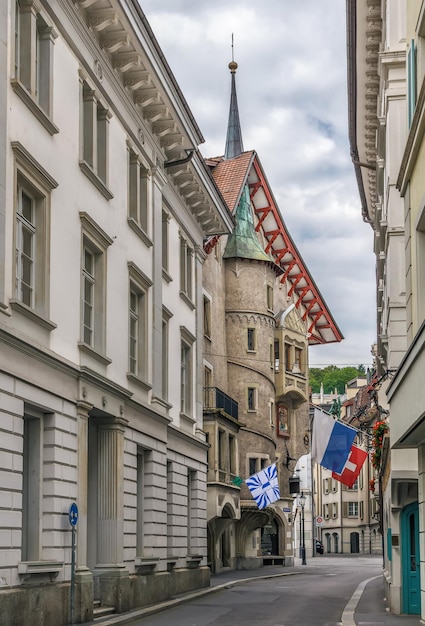 Foto rua com casas históricas no centro da cidade de lucerna, suíça