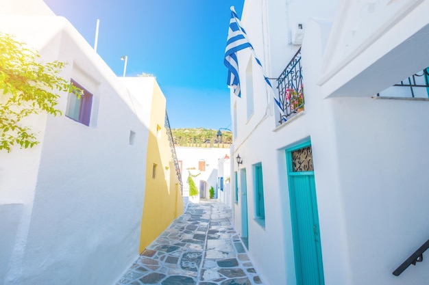 Rua com casas rústicas na vila de Lefkes