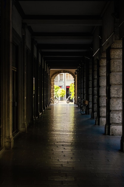 Rua com colunas em estilo italiano