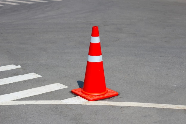 Foto rua com cone de tráfego laranja