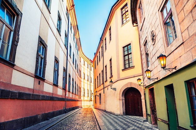 Rua com edifícios antigos na cidade velha de Praga, República Checa. Destino de viagem famoso