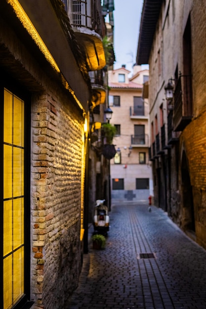 Rua com luzes brilhantes de um bar