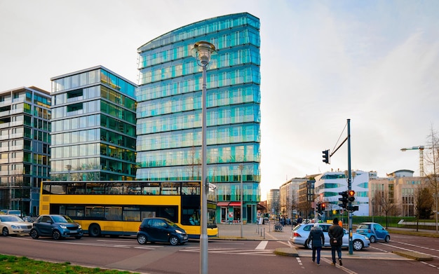 Rua com ônibus de dois andares e tráfego de carros e arquitetura moderna de construção na Praça Potsdamer Platz, no centro da cidade, em Berlim, na Alemanha, na Europa. Exterior da arquitetura do edifício.