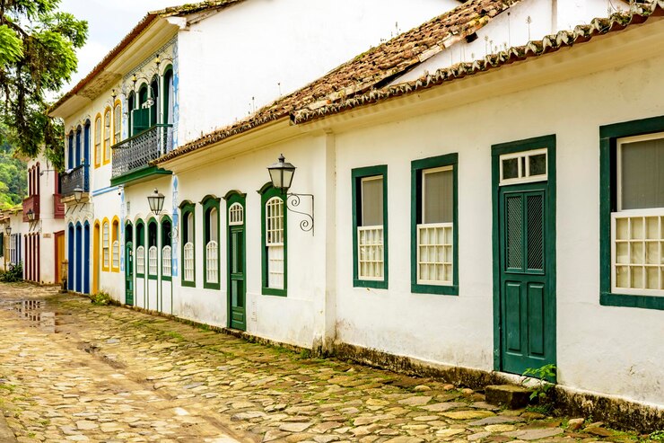 Foto rua com paralelepípedos e casas históricas de estilo colonial na cidade de paraty, no rio de janeiro