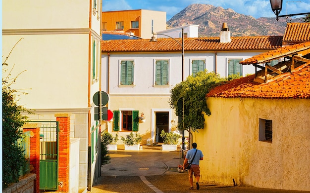 Rua corso umberto i na cidade velha de olbia, na ilha da sardenha, na itália. arquitetura da cidade na sardenha italiana. mídia mista.