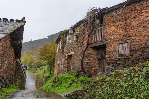 Rua da aldeia rural de San Emiliano nas Astúrias