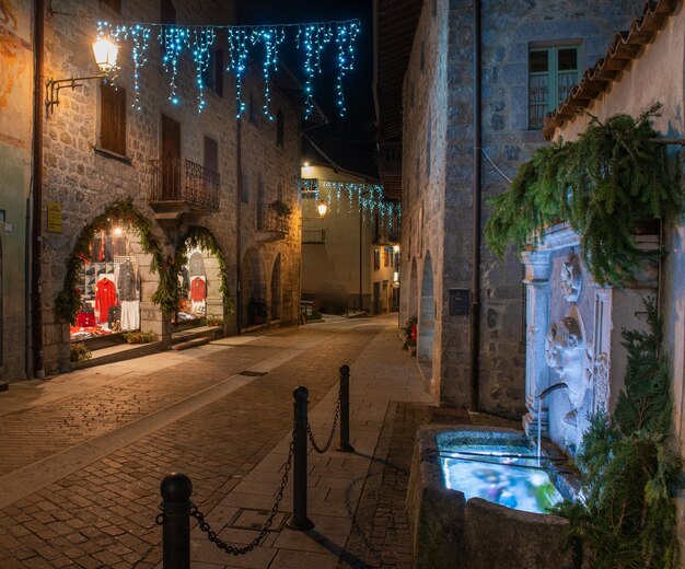 Rua da antiga vila iluminada para as férias de Natal