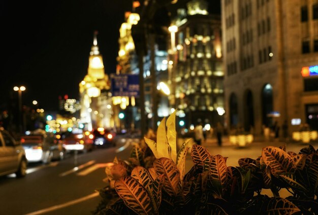 Rua da cidade à noite