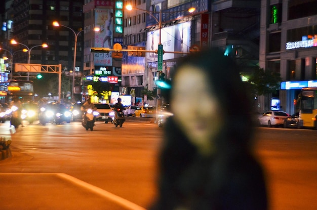 Rua da cidade à noite