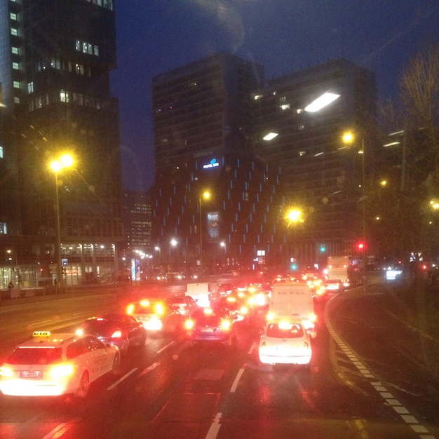 Rua da cidade à noite