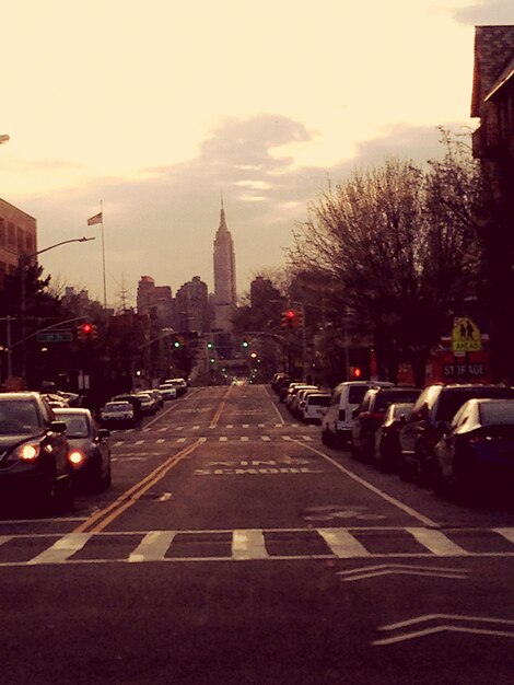 Foto rua da cidade ao pôr-do-sol