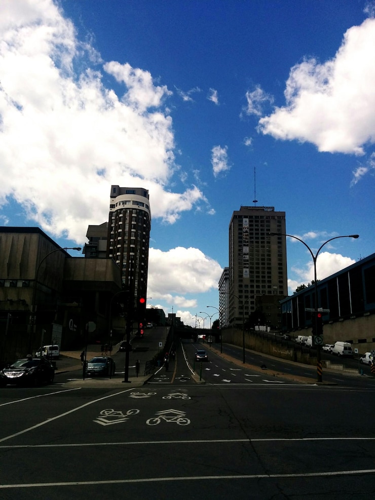 Foto rua da cidade com edifícios ao fundo