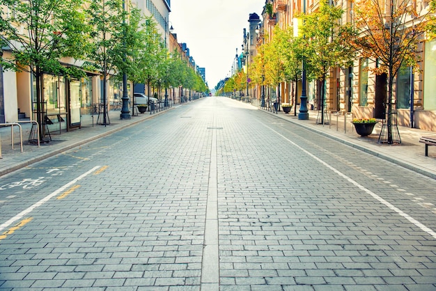 Rua da cidade com estrada vazia