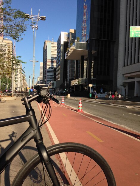 Foto rua da cidade contra o céu limpo