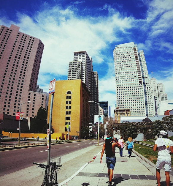 Foto rua da cidade contra o céu nublado