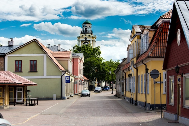 Rua da cidade de Ventspils, Letônia